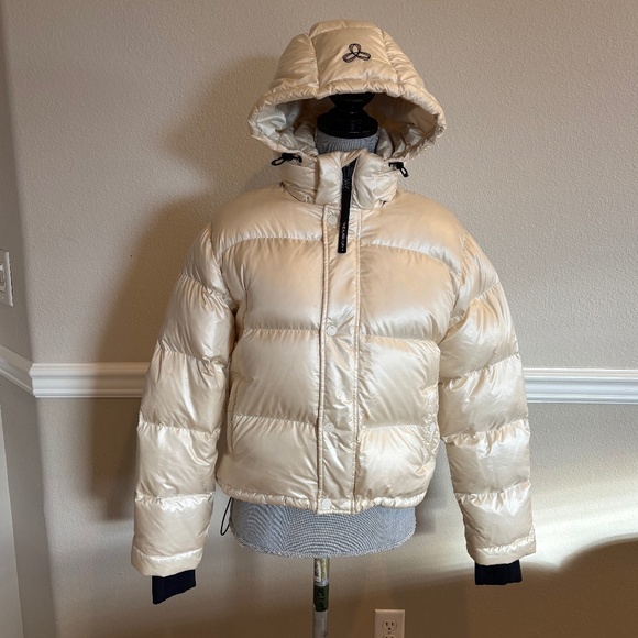 TNA Aritzia The Super Puff Shorty - Size XS - Picture 3 of 11